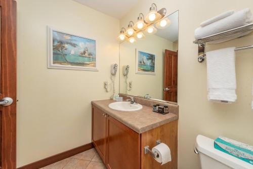uma casa de banho com um lavatório e um espelho em A208 One Bedroom Standard View em Oakland