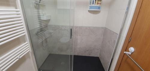 a shower with a glass door in a bathroom at Preciosa vivienda vacacional, bien situada. 