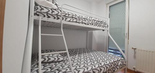 a bunk bed in a room with a bunk bed at Preciosa vivienda vacacional, bien situada. 