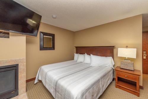 ein Hotelzimmer mit einem Bett und einem Flachbild-TV in der Unterkunft A214 Studio Standard View in Oakland