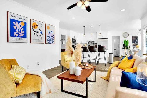 Χώρος καθιστικού στο Modern & Cozy Home - 5 mins to DT Lawrenceville!