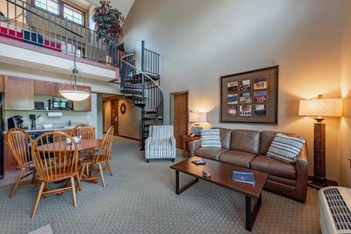 B203 One Bedroom & Loft Lake View – Photos 2