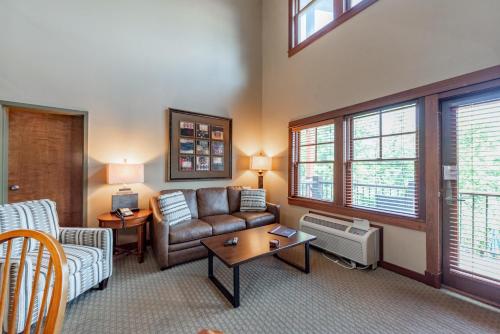 B203 One Bedroom & Loft Lake View – Photos 3