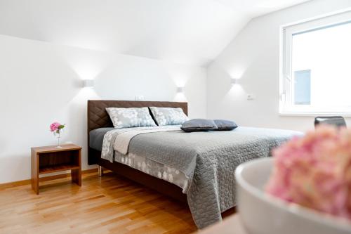 Sobe in apartmaji Bamaにあるベッド