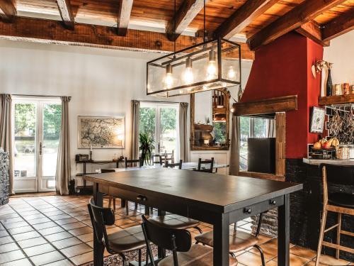 une salle à manger avec une grande table et des chaises dans l'établissement La Petite Auberge de Virginie, à Bédouès