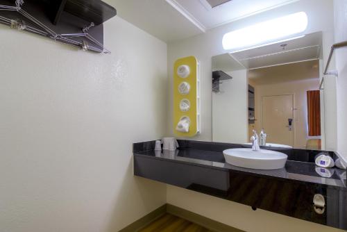 Ένα μπάνιο στο Motel 6-Palm Springs, CA - Downtown