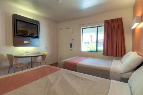Postel nebo postele na pokoji v ubytování Motel 6-Palm Springs, CA - Downtown