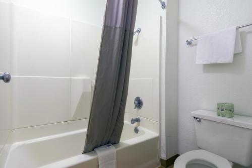 Ένα μπάνιο στο Motel 6-Palm Springs, CA - Downtown