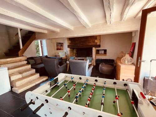 un salon avec une table de billard dans l'établissement Maison de famille du 17ème siècle I Proche Senlis Chantilly Compiègne Paris, à Pontpoint