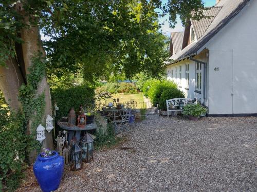 a garden with a blue vase next to a building at Den Gamle Apotekergaard in Høng