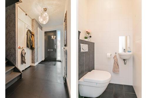 uma casa de banho com um WC e um lavatório em Residence Sanne em Breda