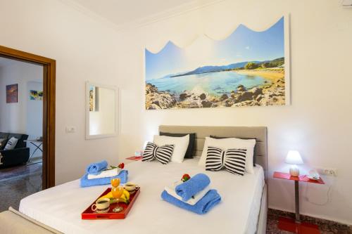 - une chambre avec un lit et des serviettes dans l'établissement HOUSE FOR FAMILIES NEAR THE LAKE, à Agios Nikolaos