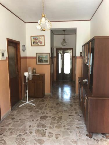 una sala de estar con un pasillo con una mesa y una habitación en Casa bianca 2, en Tripatni