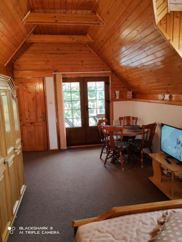 Una televisión o centro de entretenimiento en Garsoniera Mikha