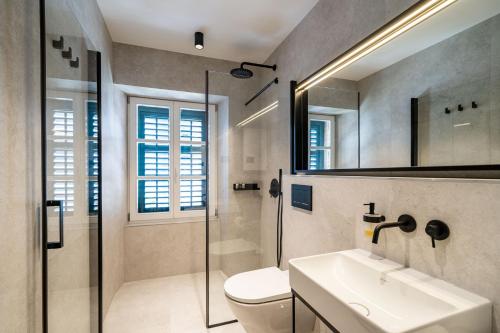 Koupelna v ubytování Agape Suite Old Town-Luxury Two Bedroom Apartment