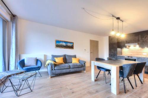 un salon avec un canapé et une table dans l'établissement Appartement 60M2 - TELECABINE SAINT GERVAIS - 201, à Saint-Gervais-les-Bains