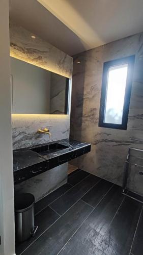 une salle de bain avec un lavabo et une fenêtre dans l'établissement Villa Gabiano, à Rayol-Canadel-sur-Mer