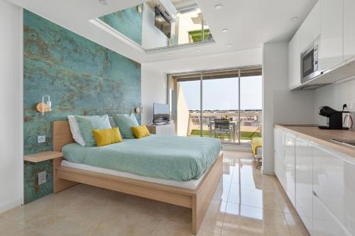 - une chambre avec un lit dans une pièce avec une cuisine dans l'établissement Azur Heliopolis naturiste, au Cap d'Agde