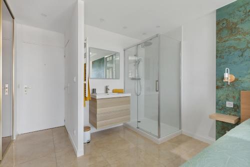 une salle de bain avec douche et lavabo dans l'établissement Azur Heliopolis naturiste, au Cap d'Agde