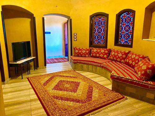 ein Wohnzimmer mit einem Sofa und Buntglasfenstern in der Unterkunft Gold's Villa in Luxor