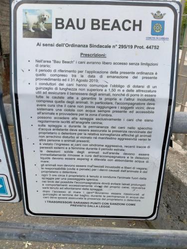 a sign for a beach on the sidewalk at B&blavenza in Carrara