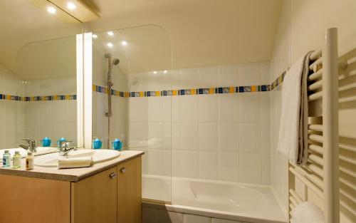 Kúpeľňa v ubytovaní Lagrange Vacances Les Roches Douvres