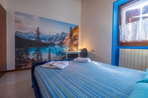 a bedroom with a bed with a painting on the wall at Happy Guest Apartments - Blue Lake Therapy in Riva di Solto