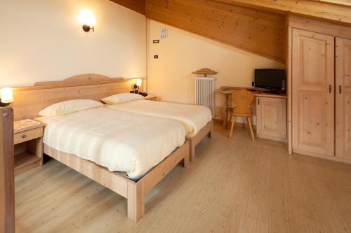 En eller flere senge i et værelse på Hotel Sciatori