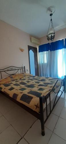 a bedroom with a bed in a room at Ολοκληρο διαμερισμα με απεριοριστη θεα in Mytilene