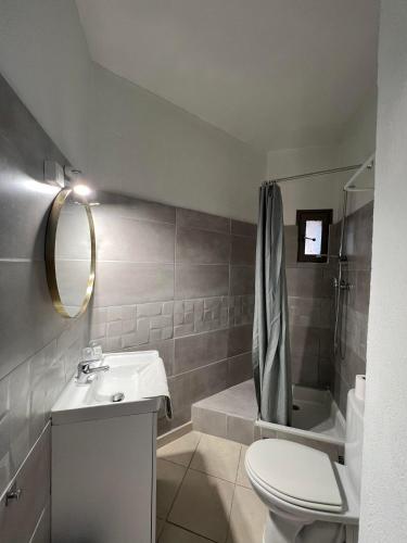 une salle de bain avec un lavabo, des toilettes et une baignoire dans l'établissement Hôtel Restaurant Le Saint Gillois, à Saint-Gilles