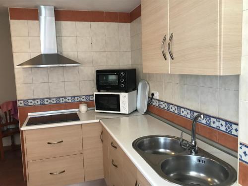 a small kitchen with a sink and a microwave at El apartamento de Mar in Málaga