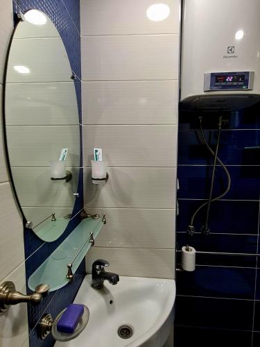 un bagno con lavandino e specchio di Cozy Central apartment a Yerevan