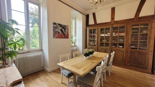 a dining room with a wooden table and chairs at Chambres d'Hôtes du Marché aux Grains in Bouxwiller