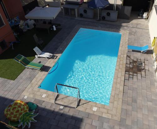 una vista sul tetto di una grande piscina blu di Hotel Eolo a Sermide