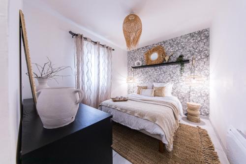 - une chambre avec un lit et une commode noire dans l'établissement Le Bali Spa maison avec jardin proche Tours centre, à Saint-Pierre-des-Corps