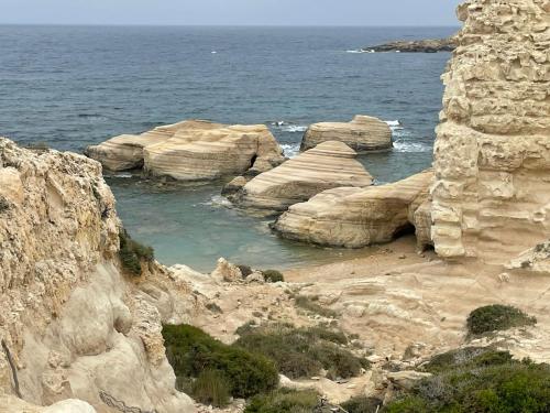 un gruppo di grandi rocce nell'oceano di Villa Ambios a Peyia