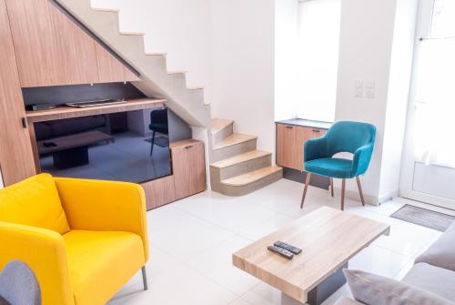 un salon avec un canapé jaune et une table dans l'établissement Maison avec terrasse plein sud à 7 min de la gare, à Nantes