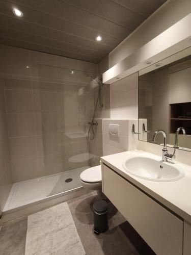 une salle de bain avec un lavabo, des toilettes et une baignoire dans l'établissement Studio Hyeres Port, à Hyères