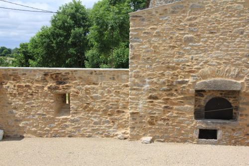 a stone wall with an oven in the side of it at La Maison de Louise in Colombiès