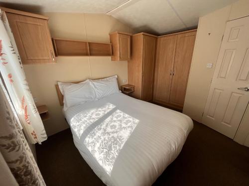 Un pat sau paturi într-o cameră la Contemporary Caravan at Newquay Holiday Park