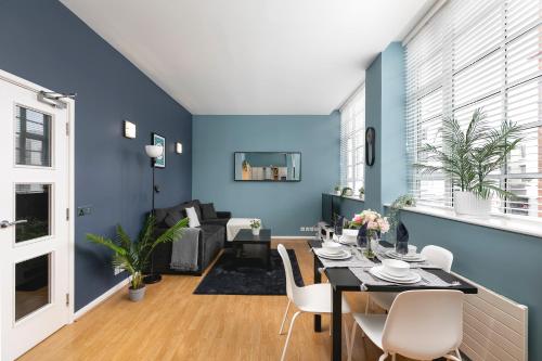 a dining room with blue walls and a table and chairs at Lovely Brighton Apartments Moments Away From Royal Pavilion in Brighton & Hove