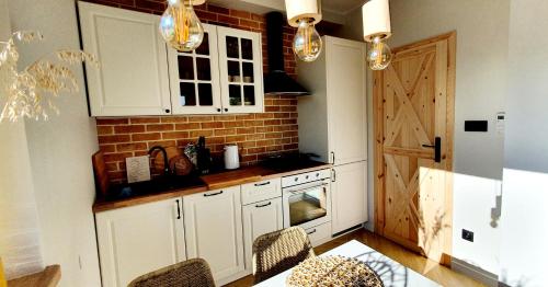 Dapur atau dapur kecil di Sjesta al mare, domki z sauną i balią z jacuzzi