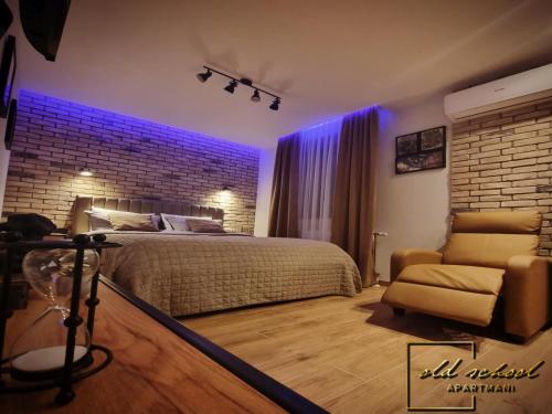 En eller flere senge i et værelse på Old School Apartments