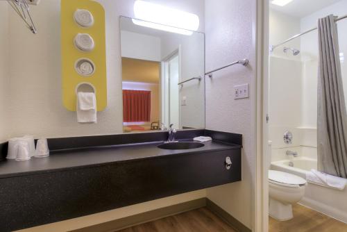 y baño con lavabo, aseo y espejo. en Motel 6-Las Vegas, NV - Boulder Hwy, en Las Vegas