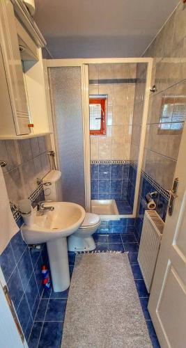 ein Badezimmer mit Waschbecken, Toilette und Dusche in der Unterkunft Apartment Relja in Zlatibor