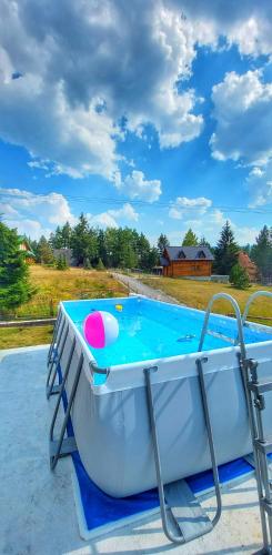 eine weiße Wanne mit einem rosa Ball darin in der Unterkunft Apartment Relja in Zlatibor