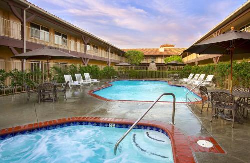 Het zwembad bij of vlak bij Best Western Corona Hotel & Suites