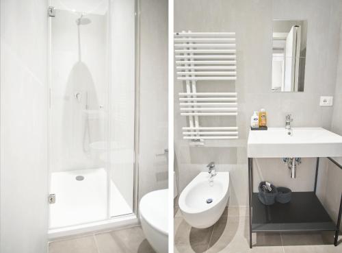 - deux photos d'une salle de bains avec lavabo et toilettes dans l'établissement Casa Contra, à La Spezia