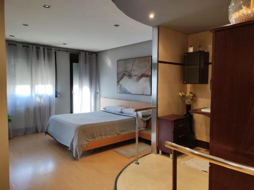 a bedroom with a bed and a tv in it at CA PEPICA in Anna