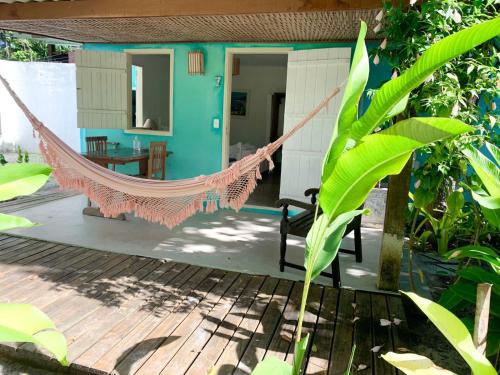 Habitación con hamaca frente a una casa en Pousada Villa Serena, en Caraíva